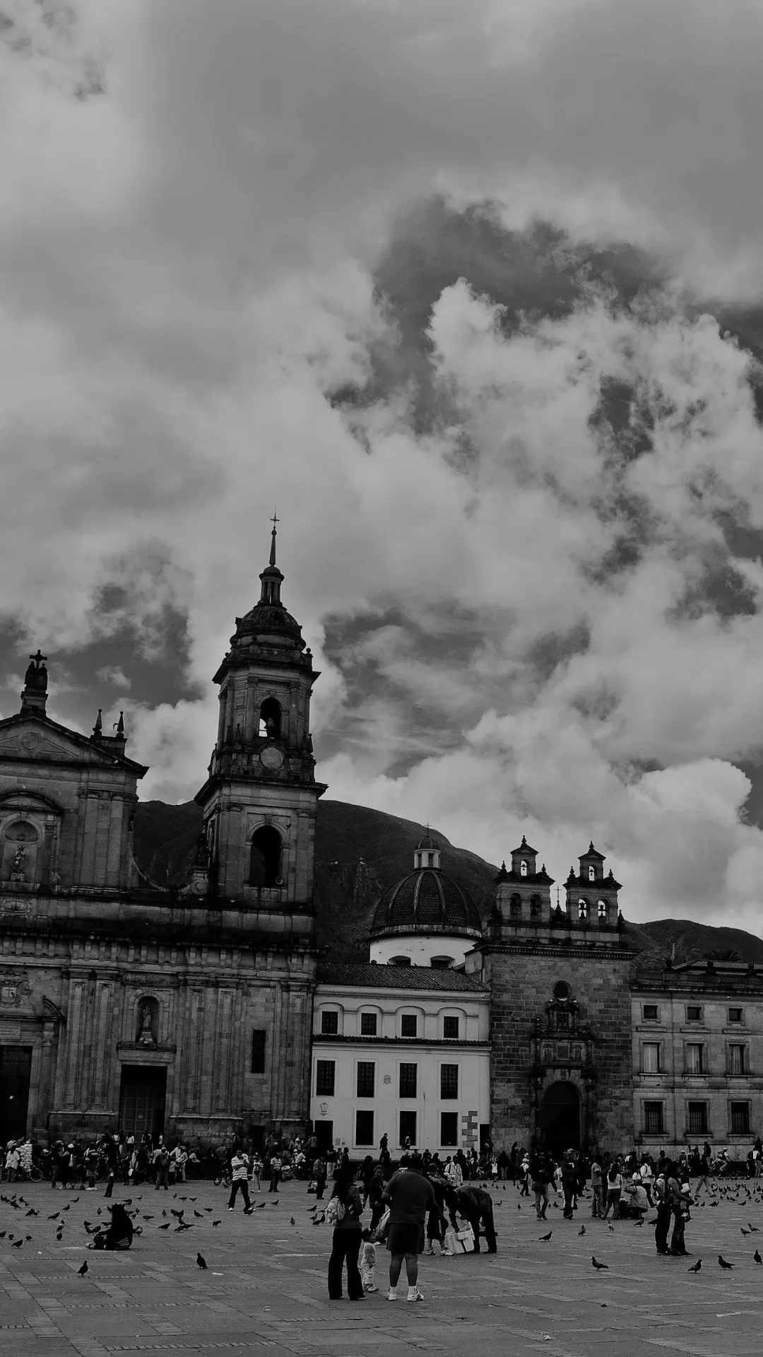 Plaza de Bolívar y Catedral Primada de Bogotá en blanco y negro